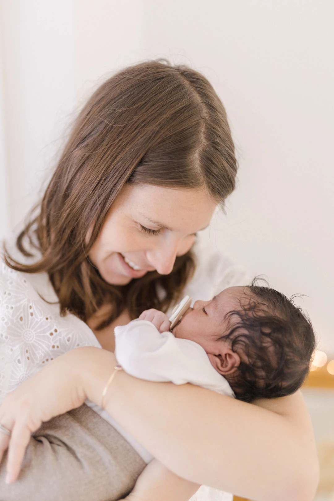 bonheur enfant sourire gris bébé